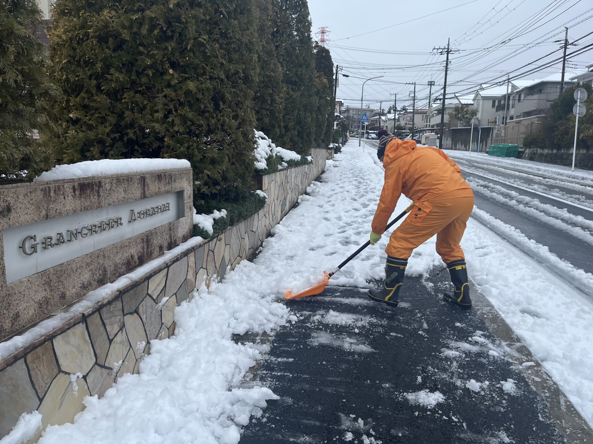 雪かき（田中スタッフ）.jpg